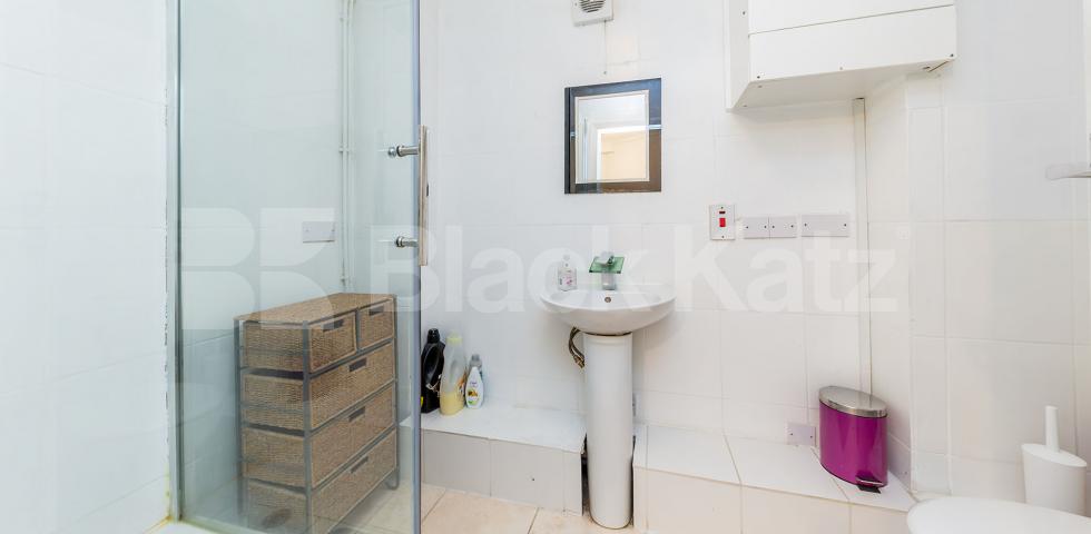 			MINS TO OXFORD STREET & HYDE PARK!, 1 Bedroom, 1 bath, 1 reception Flat			 Park West, Edgware Road , MARBLE ARCH